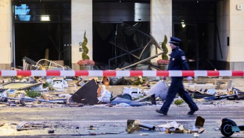 APOKALIPTIČNE SLIKE IZ BERLINA: Eksplodirao džinovski akvarijum - trotoari zatrpani krhotinama stakla, voda se sliva niz ulicu (FOTO) APOKALIPTIČNE SLIKE IZ BERLINA: Eksplodirao džinovski akvarijum - trotoari zatrpani krhotinama stakla, voda se sliva niz ulicu (FOTO)