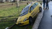 NESVAKIDAŠNJA NEZGODA U KRALJEVU: Prevrnuo se sa perona, pa završio na pruzi (FOTO) NESVAKIDAŠNJA NEZGODA U KRALJEVU: Prevrnuo se sa perona, pa završio na pruzi (FOTO)