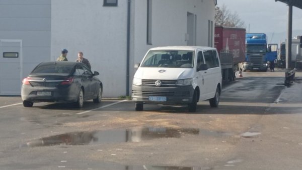 НОВОСТИ САЗНАЈУ: Војска Србије на Мердару уручила Кфору захтев за повратак на Косово и Метохију (ФОТО/ВИДЕО) НОВОСТИ САЗНАЈУ: Војска Србије на Мердару уручила Кфору захтев за повратак на Косово и Метохију (ФОТО/ВИДЕО)