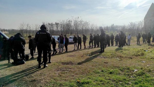 ПРОНАЂЕНО ЈОШ 200 ИЛЕГАЛНИХ МИГРАНАТА: Акција полиције у Кањижи и Новом Кнежевцу ПРОНАЂЕНО ЈОШ 200 ИЛЕГАЛНИХ МИГРАНАТА: Акција полиције у Кањижи и Новом Кнежевцу