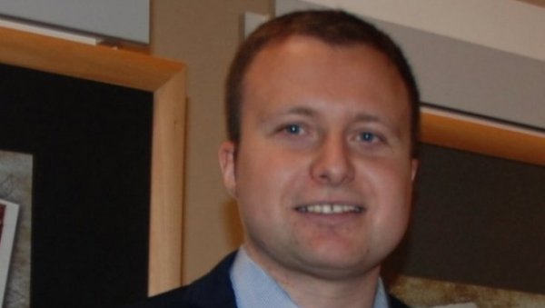 ПОКЛАЊА ЦЕО ТИРАЖ СВОЈЕ КЊИГЕ: Крушевљанин помаже Катарини (22), рођене без ноге, да купи протезу (ВИДЕО) ПОКЛАЊА ЦЕО ТИРАЖ СВОЈЕ КЊИГЕ: Крушевљанин помаже Катарини (22), рођене без ноге, да купи протезу (ВИДЕО)