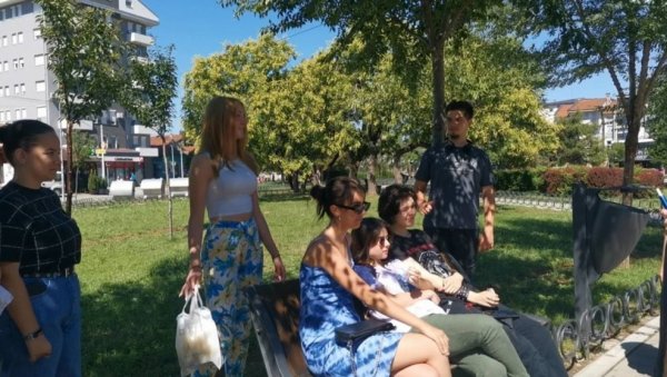 ОД АУТОБУСКИХ СТАЈАЛИШТА, ДО ПОЗОРИШТА: Ново место за радове младих Крушевљана, ауторима награда бесплатна представа (ВИДЕО) ОД АУТОБУСКИХ СТАЈАЛИШТА, ДО ПОЗОРИШТА: Ново место за радове младих Крушевљана, ауторима награда бесплатна представа (ВИДЕО)