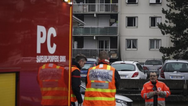 ЦРНИ ДИМ НАД ФРАНЦУСКОМ: Букти бес пољопривредника на југозападу земље, током протеста запалили зграду осигурања (ВИДЕО) ЦРНИ ДИМ НАД ФРАНЦУСКОМ: Букти бес пољопривредника на југозападу земље, током протеста запалили зграду осигурања (ВИДЕО)