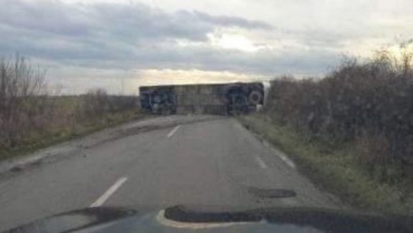 ВОЗАЧ РАЗБИЈАО ПРОЗОРЕ ДА ДЕЦА ИЗАЂУ: Прве слике аутобуса који се преврнуо код Војке, повређене возе у КБЦ Бежанијска коса (ФОТО) ВОЗАЧ РАЗБИЈАО ПРОЗОРЕ ДА ДЕЦА ИЗАЂУ: Прве слике аутобуса који се преврнуо код Војке, повређене возе у КБЦ Бежанијска коса (ФОТО)