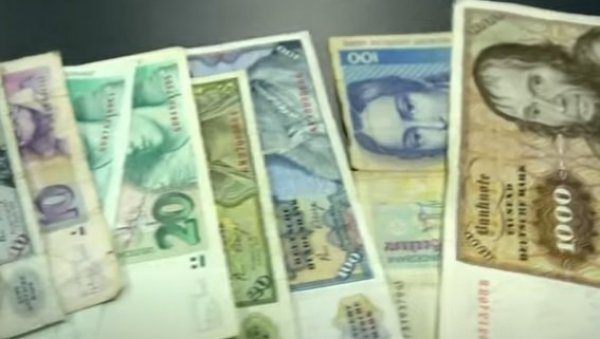 ГРАЂАНИ НЕМАЧКЕ И ДАЉЕ ЧУВАЈУ СТАРУ ВАЛУТУ: Чак 21 годину после увођења евра, у сламарицама још 12,3 милијарде марака ГРАЂАНИ НЕМАЧКЕ И ДАЉЕ ЧУВАЈУ СТАРУ ВАЛУТУ: Чак 21 годину после увођења евра, у сламарицама још 12,3 милијарде марака