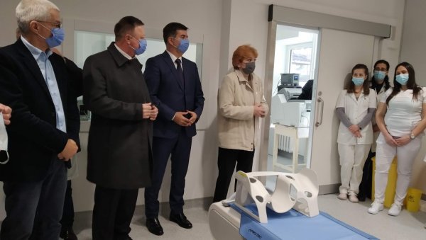 МИНИСТАРКА ЗДРАВЉА ПОСЕТИЛА ПАРАЋИН: Најсавременији скенер пуштен у рад у Општој болници (ФОТО) МИНИСТАРКА ЗДРАВЉА ПОСЕТИЛА ПАРАЋИН: Најсавременији скенер пуштен у рад у Општој болници (ФОТО)