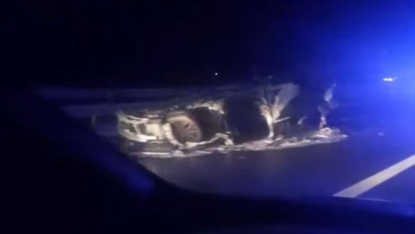 САОБРАЋАЈНА НЕСРЕЋА НА АУТО-ПУТУ: Аутомобил се преврнуо и запалио, Нишлија подлегао повредама САОБРАЋАЈНА НЕСРЕЋА НА АУТО-ПУТУ: Аутомобил се преврнуо и запалио, Нишлија подлегао повредама