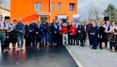 PETNAEST STANOVA ZA IZBEGLICE: U Lučanima ključevi uručeni prognanima iz BiH i Hrvatske PETNAEST STANOVA ZA IZBEGLICE: U Lučanima ključevi uručeni prognanima iz BiH i Hrvatske