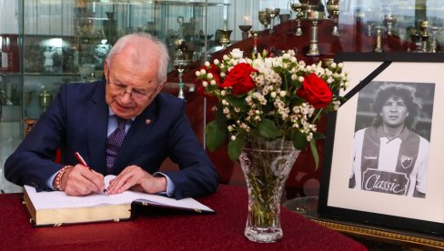 TUGA NA MARAKANI: Legende se u knjizi žalosti opraštaju Siniše Mihajlovića (FOTO) TUGA NA MARAKANI: Legende se u knjizi žalosti opraštaju Siniše Mihajlovića (FOTO)