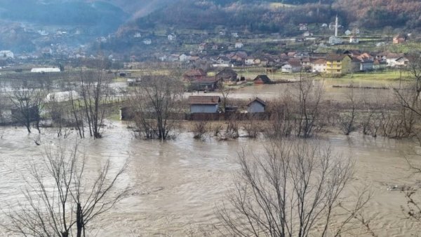 ОРАНИЦЕ ПОД ВОДОМ, КУЋЕ УГРОЖЕНЕ: Код Пријепоља се излио Лим, водостај у наглом порасту (ФОТО) ОРАНИЦЕ ПОД ВОДОМ, КУЋЕ УГРОЖЕНЕ: Код Пријепоља се излио Лим, водостај у наглом порасту (ФОТО)