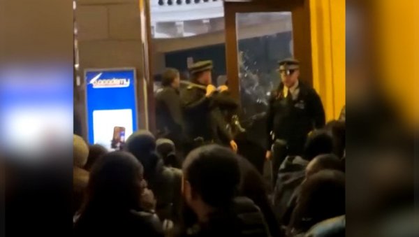 КОНЦЕРТ СЕ ПРЕТВОРИО У ХОРОР: Жена погинула у стампеду, људи се боре за живот (ВИДЕО) КОНЦЕРТ СЕ ПРЕТВОРИО У ХОРОР: Жена погинула у стампеду, људи се боре за живот (ВИДЕО)