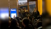 КОНЦЕРТ СЕ ПРЕТВОРИО У ХОРОР: Жена погинула у стампеду, људи се боре за живот (ВИДЕО) КОНЦЕРТ СЕ ПРЕТВОРИО У ХОРОР: Жена погинула у стампеду, људи се боре за живот (ВИДЕО)