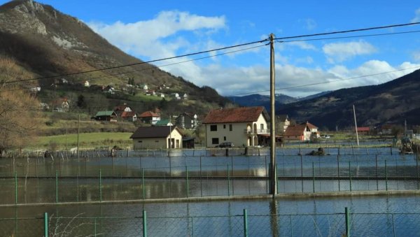 ПОПЛАВЕ НА СЕВЕРУ ЦРНЕ ГОРЕ: Језеро и реке поплавили на десетине кућа (ФОТО) ПОПЛАВЕ НА СЕВЕРУ ЦРНЕ ГОРЕ: Језеро и реке поплавили на десетине кућа (ФОТО)