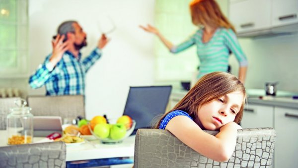 ПРИЈАВИО ЈЕ ПОЛИЦИЈИ ЗБОГ ТЕКСТА У НОВИНАМА: Наставља се агонија Чачанке којој је бивши муж узео дете ПРИЈАВИО ЈЕ ПОЛИЦИЈИ ЗБОГ ТЕКСТА У НОВИНАМА: Наставља се агонија Чачанке којој је бивши муж узео дете