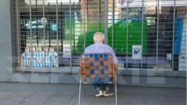 ОВО МОЖЕ САМО АРГЕНТИНА: Сиромашни декица је утакмице Мундијала гледао у излогу, а онда је уследио гест за памћење (ВИДЕО) ОВО МОЖЕ САМО АРГЕНТИНА: Сиромашни декица је утакмице Мундијала гледао у излогу, а онда је уследио гест за памћење (ВИДЕО)