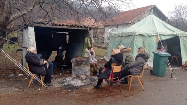 ПРЉАВА ИГРА ПРИШТИНЕ: Шире лажне вести о наоружаним Србима на барикадама (ФОТО) ПРЉАВА ИГРА ПРИШТИНЕ: Шире лажне вести о наоружаним Србима на барикадама (ФОТО)