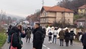 SRBI DEVETI DAN NA BARIKADAMA: Kfor najavio vojnu vežbu kod Novog Sela (FOTO) SRBI DEVETI DAN NA BARIKADAMA: Kfor najavio vojnu vežbu kod Novog Sela (FOTO)