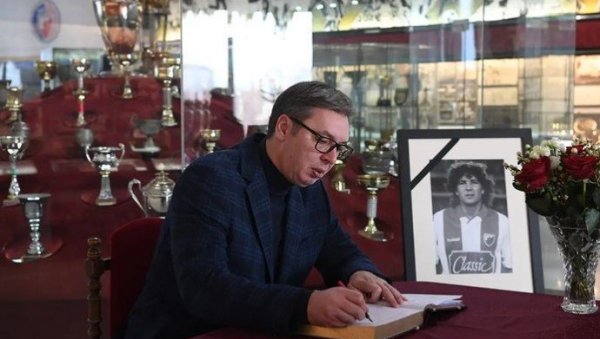 БИО ЈЕ НАЈВЕЋИ ИКАДА, ВЕЛИКОГ СРЦА, ЗВЕЗДАШ И СРБИН, ЉУДИНА Вучић се уписао у књигу жалости на стадиону Рајко Митић (ФОТО) БИО ЈЕ НАЈВЕЋИ ИКАДА, ВЕЛИКОГ СРЦА, ЗВЕЗДАШ И СРБИН, ЉУДИНА Вучић се уписао у књигу жалости на стадиону Рајко Митић (ФОТО)