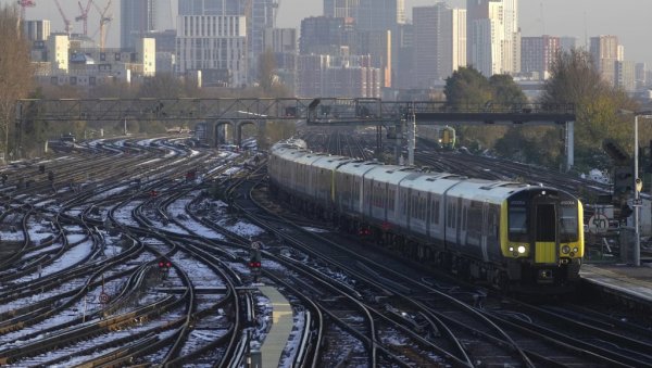 СИТУАЦИЈА ПОСТАЈЕ СВЕ ОЗБИЉНИЈА: Влада Британије ангажује преко хиљаду војника због штрајка СИТУАЦИЈА ПОСТАЈЕ СВЕ ОЗБИЉНИЈА: Влада Британије ангажује преко хиљаду војника због штрајка