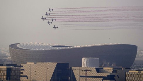 SPEKTAKL NA NEBU KATARA: Avionske akrobacije iznad stadiona Lusail uoči finala Mundijala (FOTO) SPEKTAKL NA NEBU KATARA: Avionske akrobacije iznad stadiona Lusail uoči finala Mundijala (FOTO)