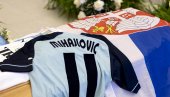 СРПСКА ТРОБОЈКА НА МИХИНОМ ОДРУ: Брат и син легендарног фудбалера поставили национално знамење на ковчег (ФОТО) СРПСКА ТРОБОЈКА НА МИХИНОМ ОДРУ: Брат и син легендарног фудбалера поставили национално знамење на ковчег (ФОТО)
