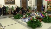 СПАЛЕТИ МЕЂУ ПРВИМА ОДАО ПОЧАСТ МИХАЈЛОВИЋУ: Клаудио Лотито дао обећање пуно емоција СПАЛЕТИ МЕЂУ ПРВИМА ОДАО ПОЧАСТ МИХАЈЛОВИЋУ: Клаудио Лотито дао обећање пуно емоција