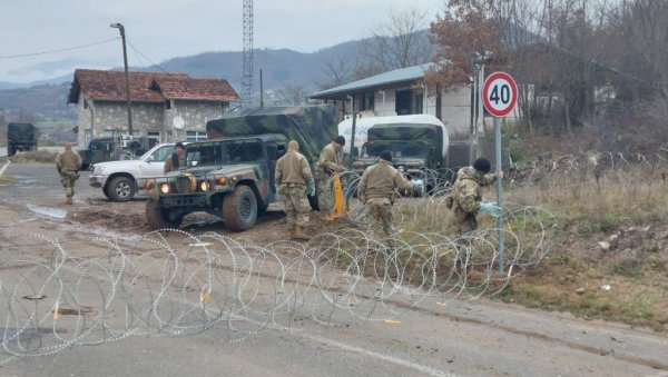 АМЕРИКАНЦИ НАПРАВИЛИ НОВУ БАРИКАДУ: Појачали присуство код пункта полиције лажне државе, претпоставља се да је у њему Дејан Пантић (ФОТО) АМЕРИКАНЦИ НАПРАВИЛИ НОВУ БАРИКАДУ: Појачали присуство код пункта полиције лажне државе, претпоставља се да је у њему Дејан Пантић (ФОТО)
