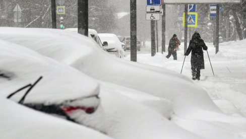 ОВАКАВ СНЕГ НИЈЕ ПАО ОД 19. ВЕКА: Бели покривач затрпао Москву, одложено и отказано више од 100 летова (ФОТО)