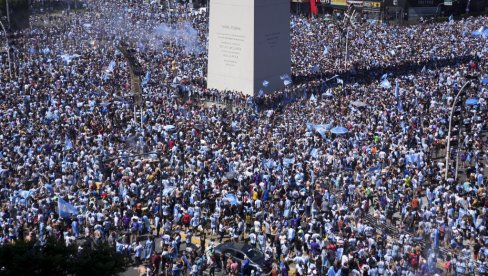 ЛУДНИЦА У БУЕНОС АЈРЕСУ: Овако се у престоници Аргентине слави светска титула (ВИДЕО)