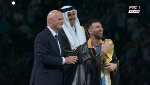 КОНАЧНО ГА ЈЕ ПОДИГАО: Лионел Меси је сада заиста најбољи на свету, тренутак у којем је подигао трофеј (ВИДЕО