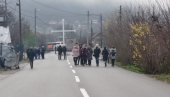 СРБИ ШЕСНАЕСТИ ДАН НА БАРИКАДАМА: Траже ослобађање противправно ухапшених сународника СРБИ ШЕСНАЕСТИ ДАН НА БАРИКАДАМА: Траже ослобађање противправно ухапшених сународника