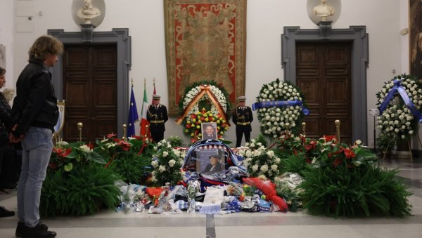 А КАДА СУ СЕ КАМЕРЕ У ЦРКВИ УГАСИЛЕ... Невероватна сцена када је Синиша Михајловић понет на вечни починак (ВИДЕО) А КАДА СУ СЕ КАМЕРЕ У ЦРКВИ УГАСИЛЕ... Невероватна сцена када је Синиша Михајловић понет на вечни починак (ВИДЕО)