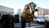 UŠAO U KUĆU NA SVOJU SLAVU: Siniša Mihajlović unet u svoj dom na Svetog Nikolu UŠAO U KUĆU NA SVOJU SLAVU: Siniša Mihajlović unet u svoj dom na Svetog Nikolu