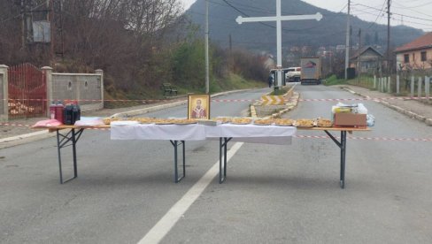 NIKOLJDAN NA BARIKADAMA: Srbi u Rudaru obeležili krsnu slavu (FOTO) NIKOLJDAN NA BARIKADAMA: Srbi u Rudaru obeležili krsnu slavu (FOTO)