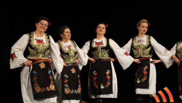 КОСОВСКИ БОЖУРИ ЗА КРАЈ ГОДИНЕ: Традиционални новогодишњи концерт у Јаши Томић (ФОТО) КОСОВСКИ БОЖУРИ ЗА КРАЈ ГОДИНЕ: Традиционални новогодишњи концерт у Јаши Томић (ФОТО)
