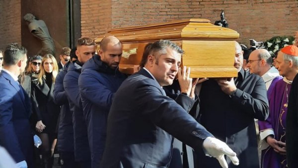 ПОТРЕСАН ТРЕНУТАК НА САХРАНИ СИНИШЕ МИХАЈЛОВИЋА: Ковчег изнели Станковић и Манчини, говор у цркви све оставио без текста (ФОТО) ПОТРЕСАН ТРЕНУТАК НА САХРАНИ СИНИШЕ МИХАЈЛОВИЋА: Ковчег изнели Станковић и Манчини, говор у цркви све оставио без текста (ФОТО)