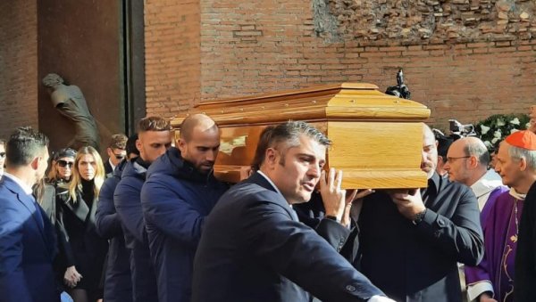 ОНИ СУ НОСИЛИ КОВЧЕГ СИНИШЕ МИХАЈЛОВИЋА: Двојица Срба, селектор Италије и најпознатији ћелавац на Апенинима ОНИ СУ НОСИЛИ КОВЧЕГ СИНИШЕ МИХАЈЛОВИЋА: Двојица Срба, селектор Италије и најпознатији ћелавац на Апенинима