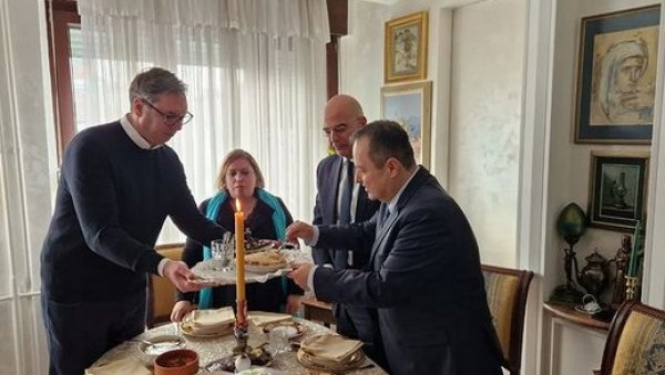 ХВАЛА ИМ ШТО СУ ПОЧАСТВОВАЛИ КУЋУ ВУЧИЋА: Председник на Никољдан у родитељском дому угостио Никоса Дендијаса и Ивицу Дачића ХВАЛА ИМ ШТО СУ ПОЧАСТВОВАЛИ КУЋУ ВУЧИЋА: Председник на Никољдан у родитељском дому угостио Никоса Дендијаса и Ивицу Дачића