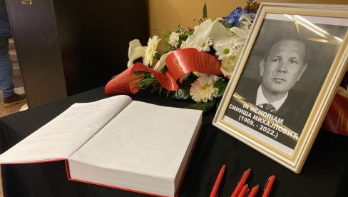 И ПОСЛЕ ГОДИНУ ДАНА – ЧОВЕК СА ТОЛИКО ЖИВОТА: Италија одаје почасти Синиши Михајловићу као пре годину дана И ПОСЛЕ ГОДИНУ ДАНА – ЧОВЕК СА ТОЛИКО ЖИВОТА: Италија одаје почасти Синиши Михајловићу као пре годину дана