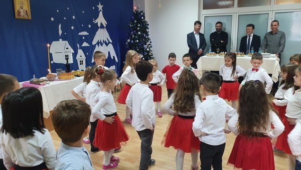 ДАРОВИ ЗА МАЛЕ СЛАВЉЕНИКЕ: У вртићу Душко Радовић у Угљевику прославили Никољдан ДАРОВИ ЗА МАЛЕ СЛАВЉЕНИКЕ: У вртићу Душко Радовић у Угљевику прославили Никољдан