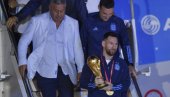 LUDNICA U BUENOS AJRESU: Zlatna boginja stigla u Argentinu (VIDEO) LUDNICA U BUENOS AJRESU: Zlatna boginja stigla u Argentinu (VIDEO)