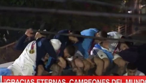 IZBEGNUTA TRAGEDIJA NA PROSLAVI ARGENTINE: Mesi i drugovi zamalo izgubili glavu (VIDEO) IZBEGNUTA TRAGEDIJA NA PROSLAVI ARGENTINE: Mesi i drugovi zamalo izgubili glavu (VIDEO)