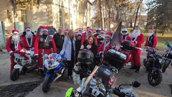 БАЈКЕРИ У КИКИНДИ ПОСТАЛИ ДЕДА МРАЗЕВИ: Однели пакетиће деци у болници (ФОТО) БАЈКЕРИ У КИКИНДИ ПОСТАЛИ ДЕДА МРАЗЕВИ: Однели пакетиће деци у болници (ФОТО)