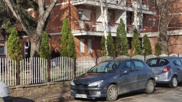 СУМЊА СЕ ДА ЈЕ СКОЧИЛА СА 3. СПРАТА: Корисница Геронтолошког центра у Нишу настрадала након пада са зграде СУМЊА СЕ ДА ЈЕ СКОЧИЛА СА 3. СПРАТА: Корисница Геронтолошког центра у Нишу настрадала након пада са зграде