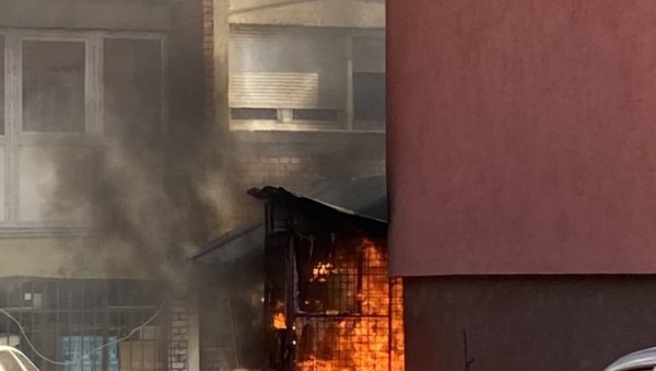 ЗАПАЛИЛА СЕ ТРАФИКА У БЛИЗИНИ ШКОЛЕ: Пожар у Северној Митровици ЗАПАЛИЛА СЕ ТРАФИКА У БЛИЗИНИ ШКОЛЕ: Пожар у Северној Митровици