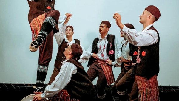 ИЗЛОЖБА ЗА СЕДАМ ДЕЦЕНИЈА: Јубилеј Друштва за културу „Каблови“ (ФОТО) ИЗЛОЖБА ЗА СЕДАМ ДЕЦЕНИЈА: Јубилеј Друштва за културу „Каблови“ (ФОТО)