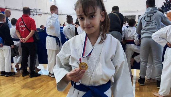 БРАВО ЗА НИКОЛИНУ: Златна медаља за девојчицу каратисткињу из Параћина БРАВО ЗА НИКОЛИНУ: Златна медаља за девојчицу каратисткињу из Параћина