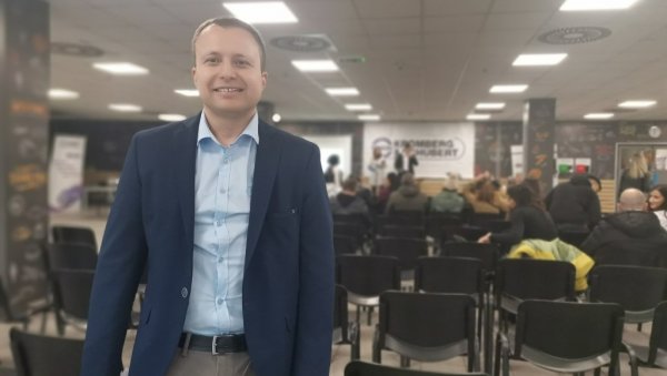 ПРОДАЈОМ КЊИГА ПОМАЖЕ КАТАРИНИ: Крушевљанин великог срца прикупио више од 100.000 динара за куповину протезе суграђанки ПРОДАЈОМ КЊИГА ПОМАЖЕ КАТАРИНИ: Крушевљанин великог срца прикупио више од 100.000 динара за куповину протезе суграђанки