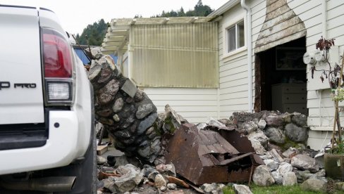 OŠTEĆENE KUĆE I PUTEVI, HILJADE LJUDI BEZ VODE I STRUJE: Nakon zemljotresa proglašeno vanredno stanje u pojedinim delovima Kalifornije (FOTO) OŠTEĆENE KUĆE I PUTEVI, HILJADE LJUDI BEZ VODE I STRUJE: Nakon zemljotresa proglašeno vanredno stanje u pojedinim delovima Kalifornije (FOTO)