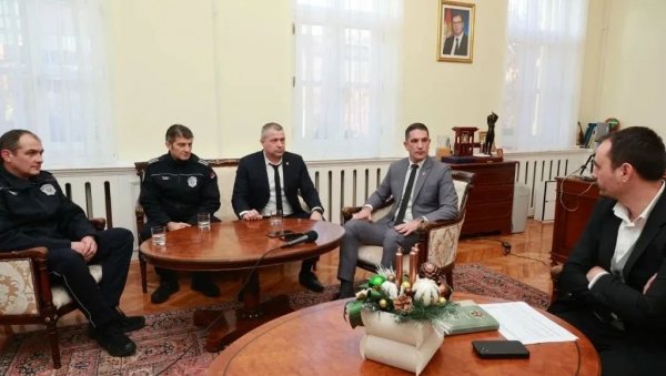 ЗА ВЕЋУ БЕЗБЕДНОСТ У САОБРАЋАЈУ Полиција у Кикинди добила нову опрему од града (Фото) ЗА ВЕЋУ БЕЗБЕДНОСТ У САОБРАЋАЈУ Полиција у Кикинди добила нову опрему од града (Фото)